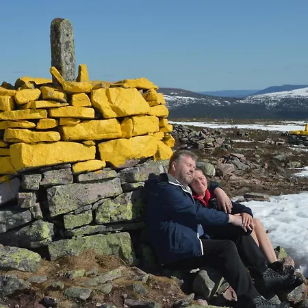 Lägenhet Anno 1721 Uten Internett, Strom, Vann - Men Med Rodmalt Utedo Ljørdal