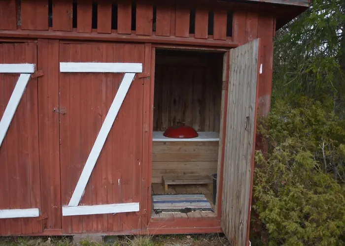 Anno 1721 Uten Internett, Strom, Vann - Men Med Rodmalt Utedo * Ljørdal