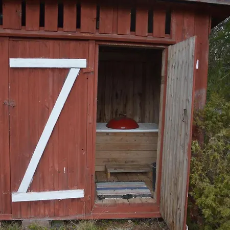 Anno 1721 Uten Internett, Strom, Vann - Men Med Rodmalt Utedo * Ljordal